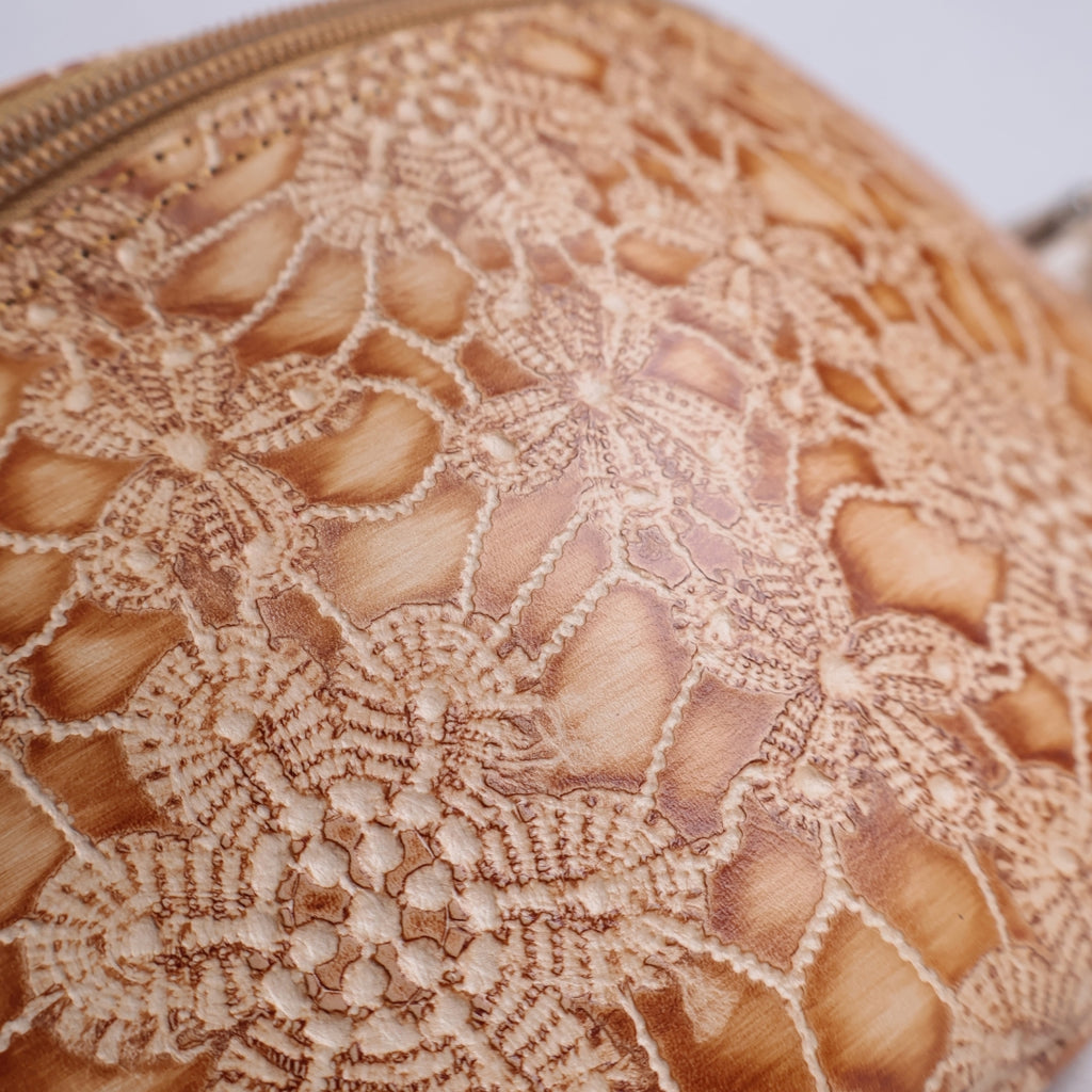 Cangurera Lace Bloom Dorado – Nahué
