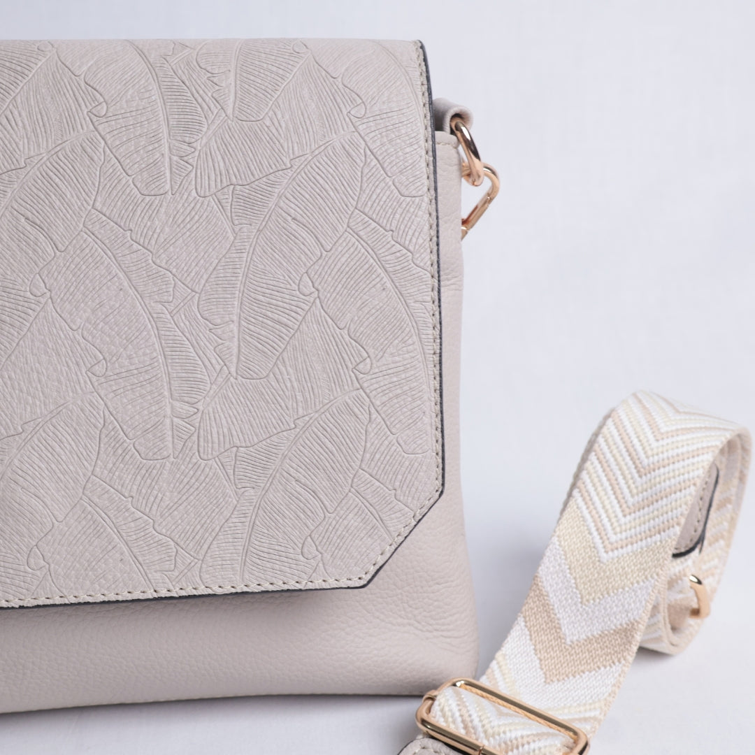 Bolso Crossbody Solapa Beige – Nahué Essentials